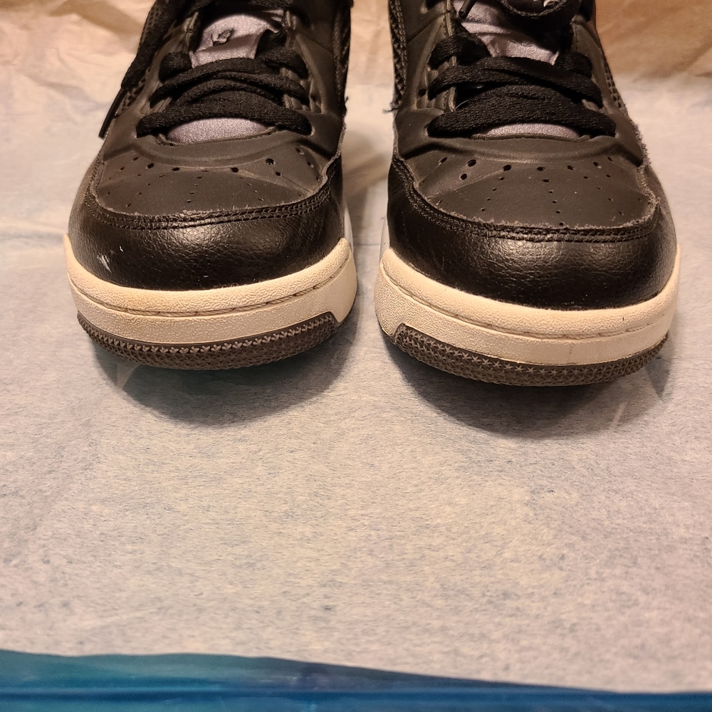 Black youth Jordans - Picture 7 of 7